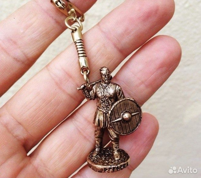 Флок фигурка. Брелок из бронзы. Бронзовый брелок лошадь. Брелок викинг. Брелки из бронзы питер.