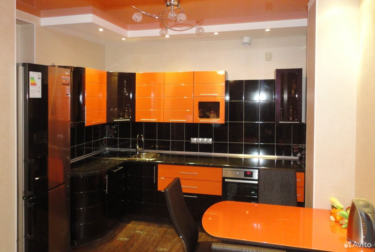 Кухня оранжевая с черным в интерьере