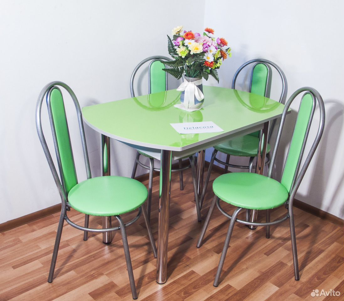 Салатовый кухонный стол и стулья