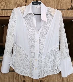 Белоснежная блузка с гипюровыми вставками