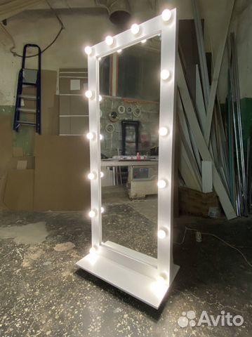 Новое зеркало с подсветкой на полке