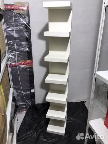 Белая стойка с полочками