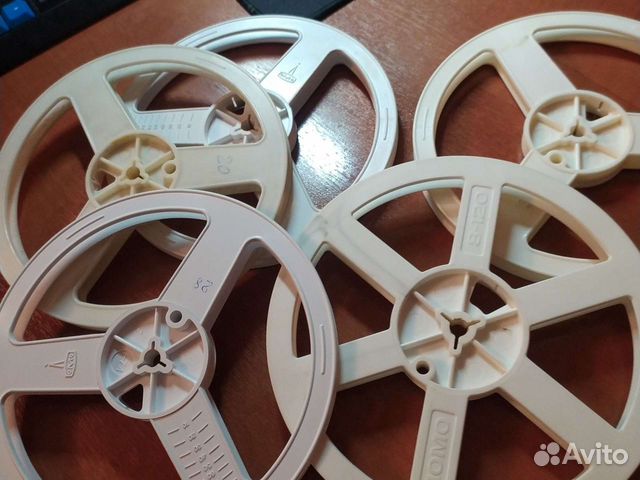 Бобины для 8 мм киноплёнки и жестяные банки