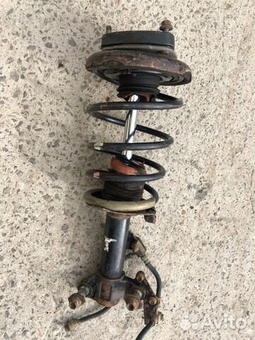 Амортизатор пружина передний правый Nissan Primera