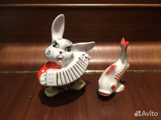 Статуэтка фарфор СССР Заяц с гармошкой, Рыбка