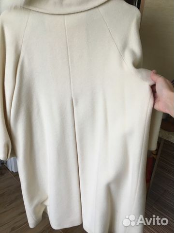 Пальто белое. Воротник натуральный Пальто белое. Воротник натуральный