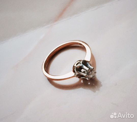 Золотое кольцо с бриллиантом Золотое кольцо с бриллиантом