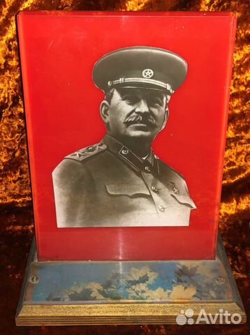 Постамент с изображением Сталина Постамент с изображением Сталина