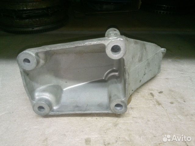 Кронштейн двигателя левый Land Rover L 319 320 405 Кронштейн двигателя левый Land Rover L 319 320 405