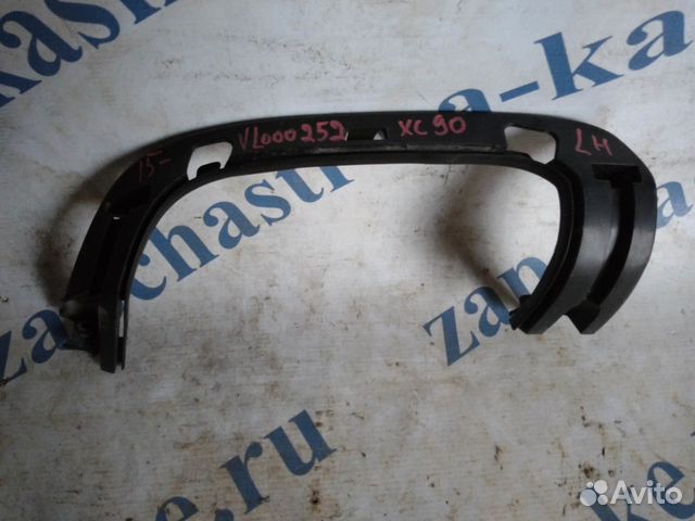 Кронштейн насадки глушителя левый Volvo XC90 Кронштейн насадки глушителя левый Volvo XC90