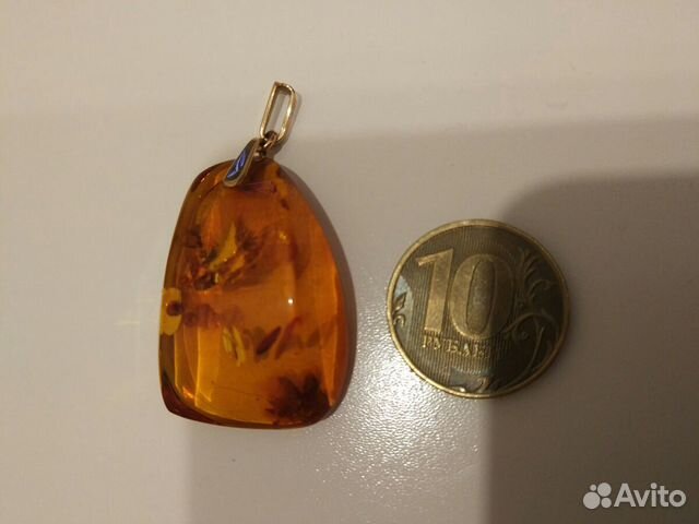 Золотой кулон с янтарем