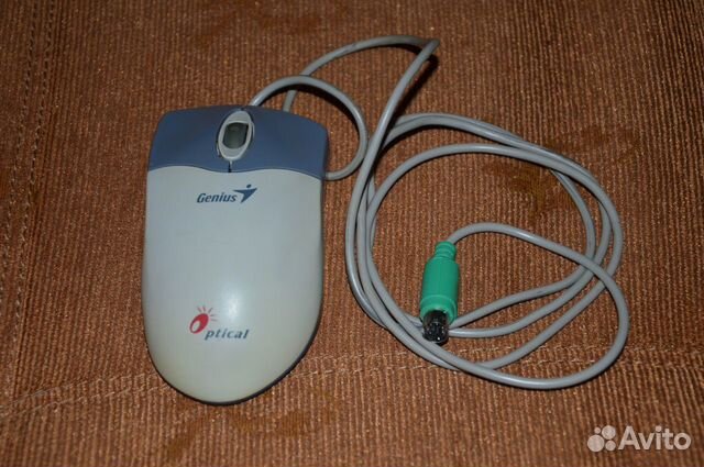 Компьютерная мышь со старым подключением Компьютерная мышь со старым подключением
