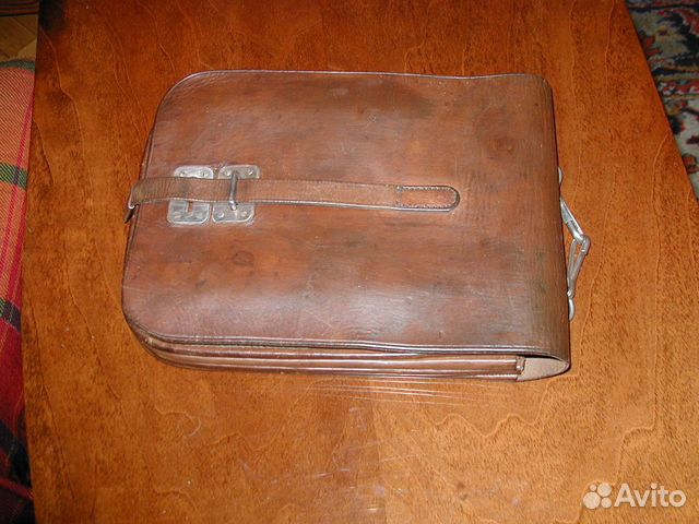 Перчатки на меху, ремни и планшеты 40-х годов