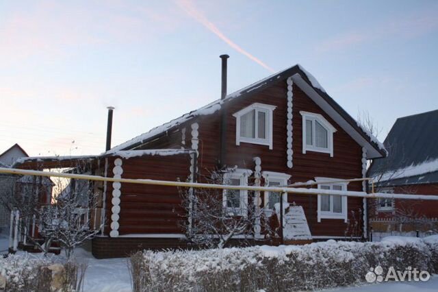 Сруб дома из рубленного бревна. Зимний лес