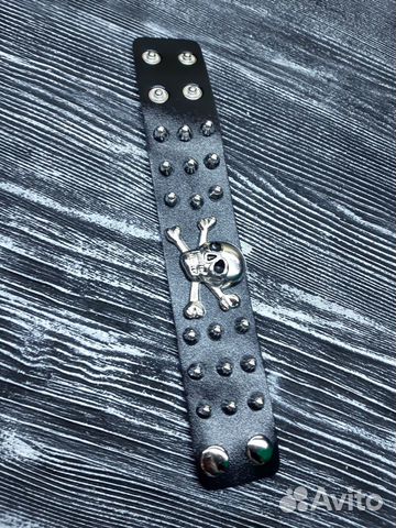 Браслет и кожи с черепом и шипами Браслет и кожи с черепом и шипами