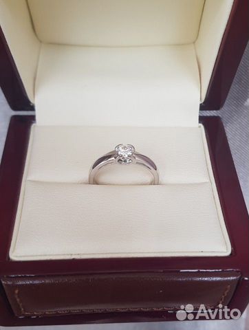 Золотое кольцо с бриллиантом