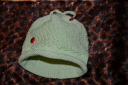 Вязаная шапочка и пинетки к ней