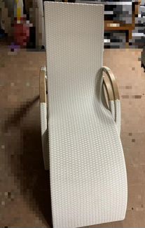 Шезлонг из искуственного ротанга
