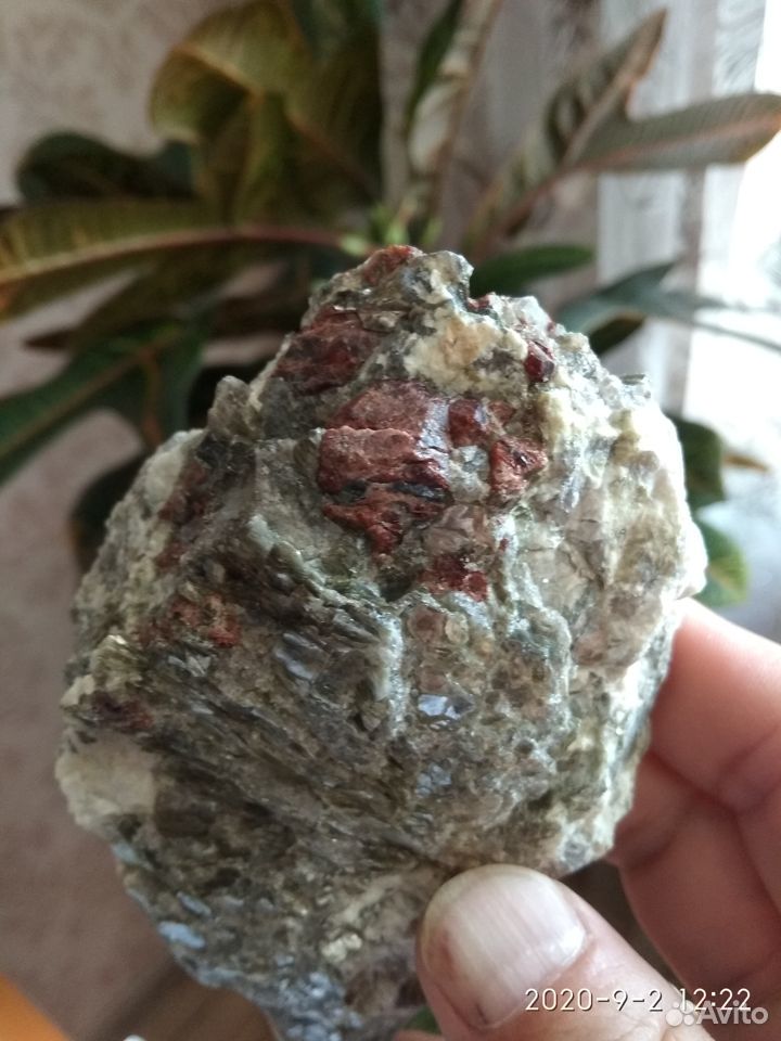 Коллекц. минералы- кристаллы граната в пегматите 89876212719 купить 4