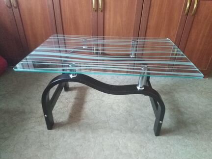 Журнальный стол со стеклом