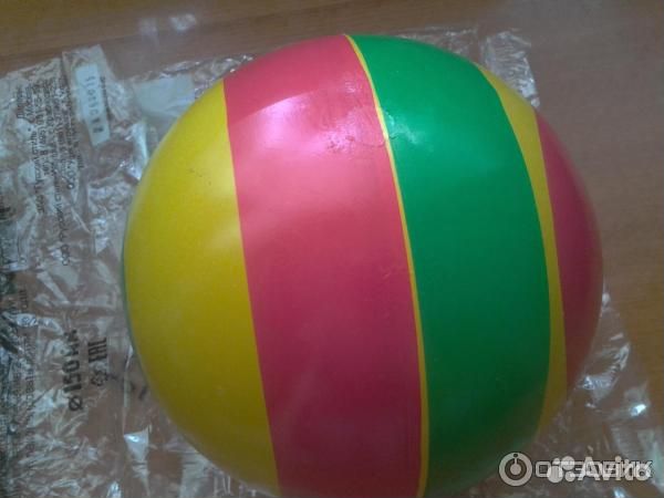 Детский резиновый мячик если его сильно толкнуть