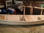 Небольшая легкая деревянная лодка