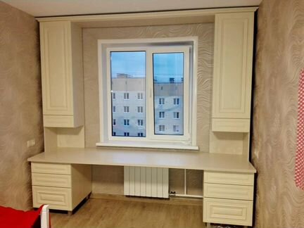 Стол перед окном