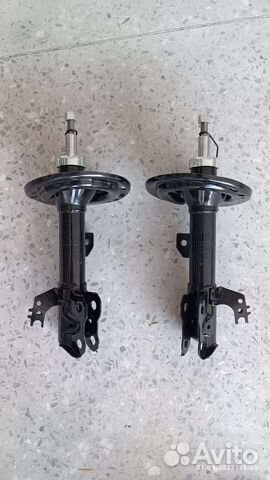 Задние амортизаторы камри 50. Стойки амортизатора камри 50. Амортизатор передний тойота камри 50. Передний амортизатор камри 55. Стойка задняя камри 55.