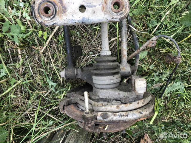 Поворотный кулак задний левый Subaru Legacy b11