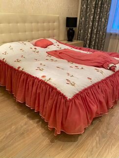 Покрывало на кровать с подушечками и шторами