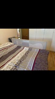 Защитный бортик для кровати