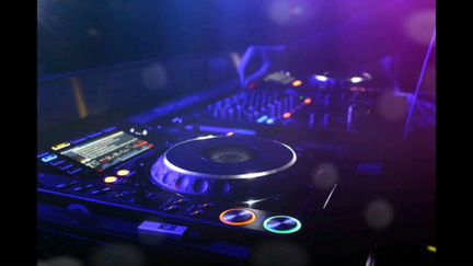 Диджей с оборудованием