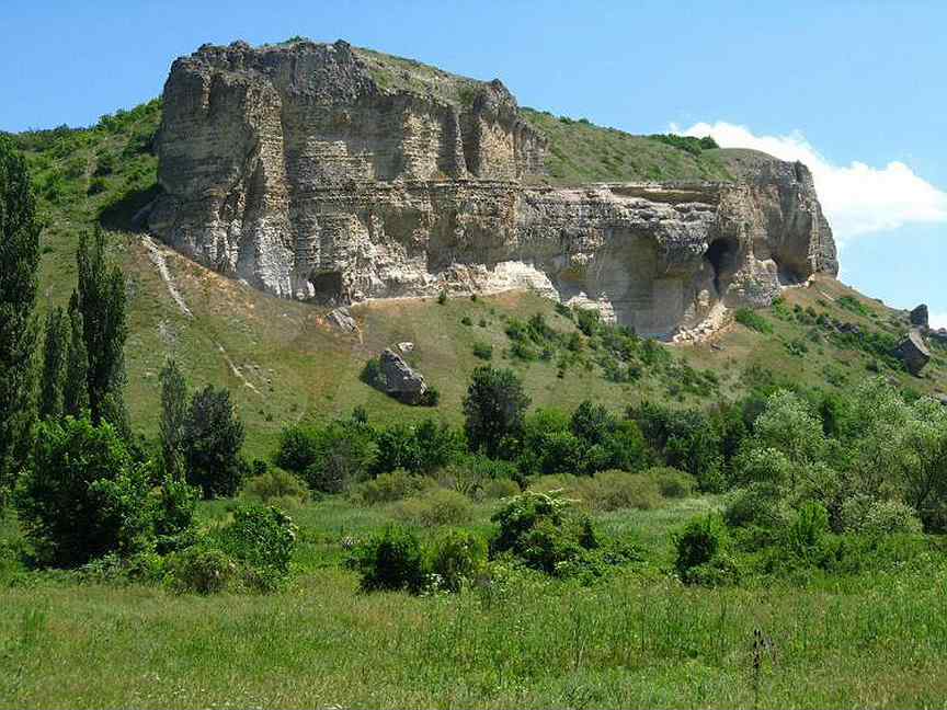 заброшенный спорткомплекс с витражами. крым село долинное бахчисарайский район. село долинное крым. село долинное бахчисарайский район. долинное бахчисарайский район.