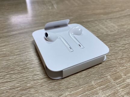 Новые наушники EarPods (разъём Lightning)