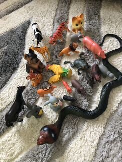Фигурки животных и змея