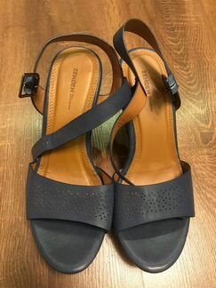 Босоножки на танкетке Zenden