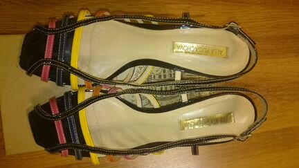 Босоножки на танкетке