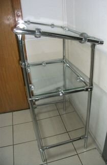 Кафедра из хромированных труб и стекла