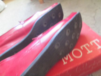 Продаю женские туфли mott