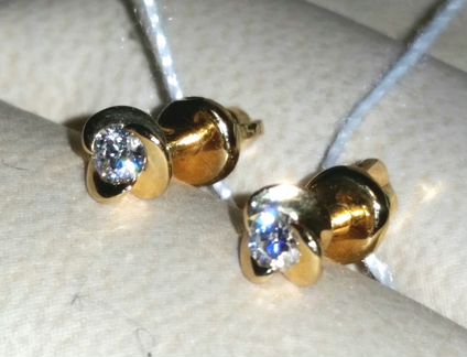 Серьги-пусеты золотые с 2 бриллиантами (Россия)