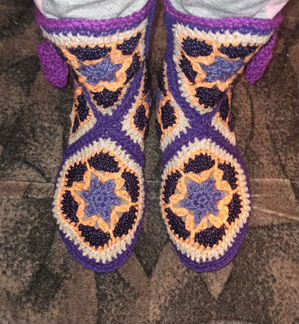 Домашние вязаные сапожки