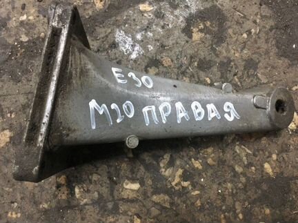 Правая лапа двигателя m20 e30