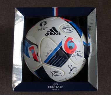 Футбольный мяч Евро 2016 с автографами сборной