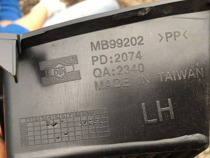 Заглушка бампера передняя левая Mitsubishi Lancer