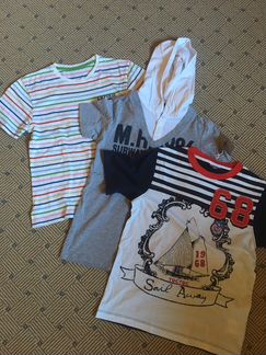 Много разных футболок, на 7-9 лет