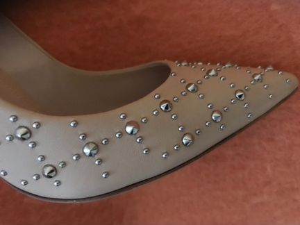 Туфли бежевые с клёпками Gianvito Rossi(Италия)