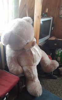 Огромный плюшевый медведь