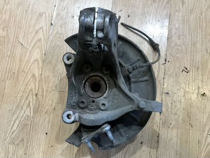 Кулак передний правый VW Passat B6