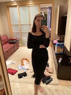 Трикотажное чёрное платье по фигуре