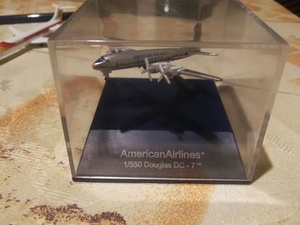 Модель Douglas DC-7 Modellflugzeug 1:550 NewRay